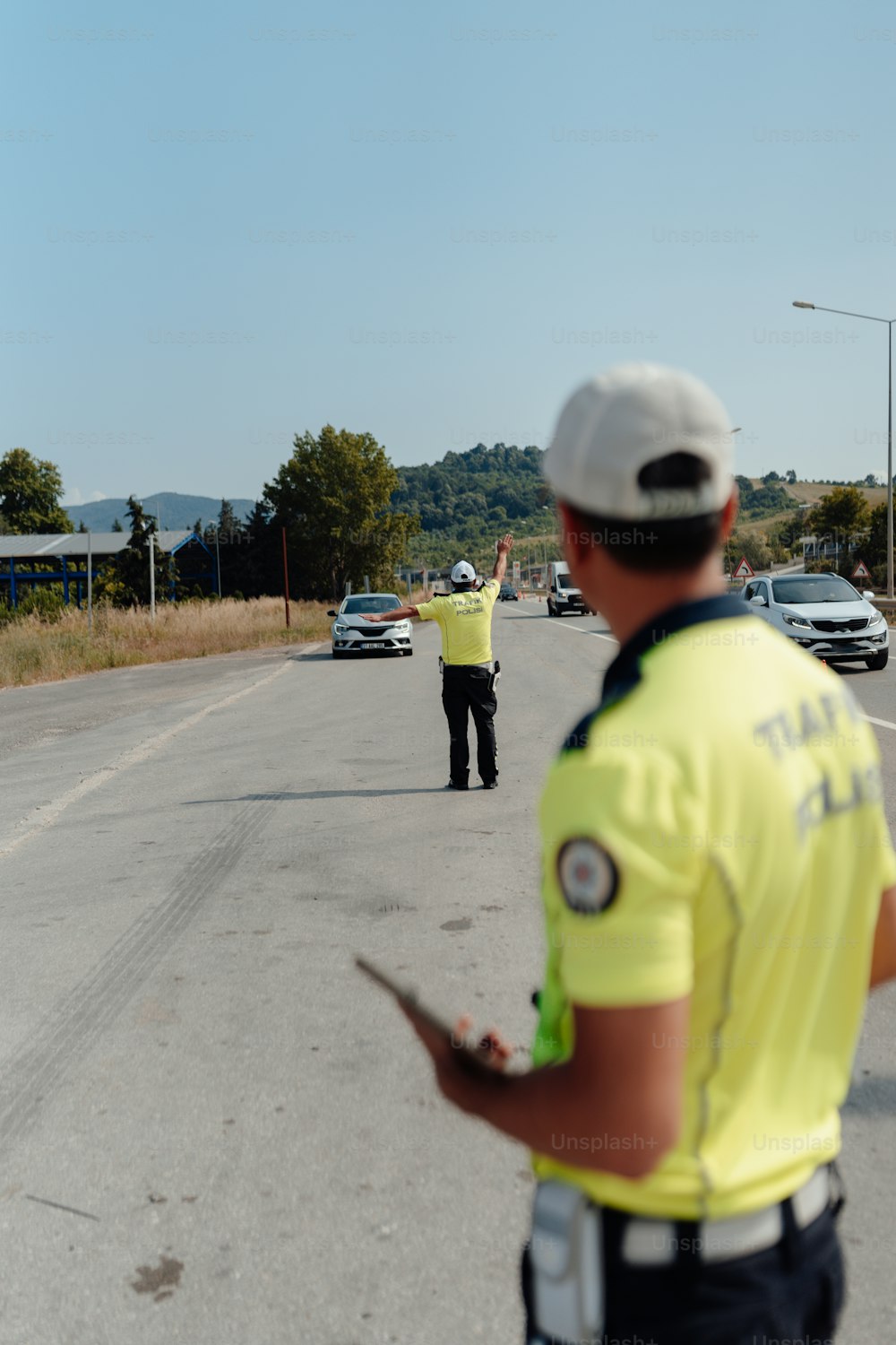 Un oficial de policía dirigiendo el tráfico en una carretera