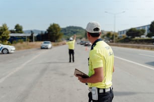 deux policiers debout sur le bord d’une route