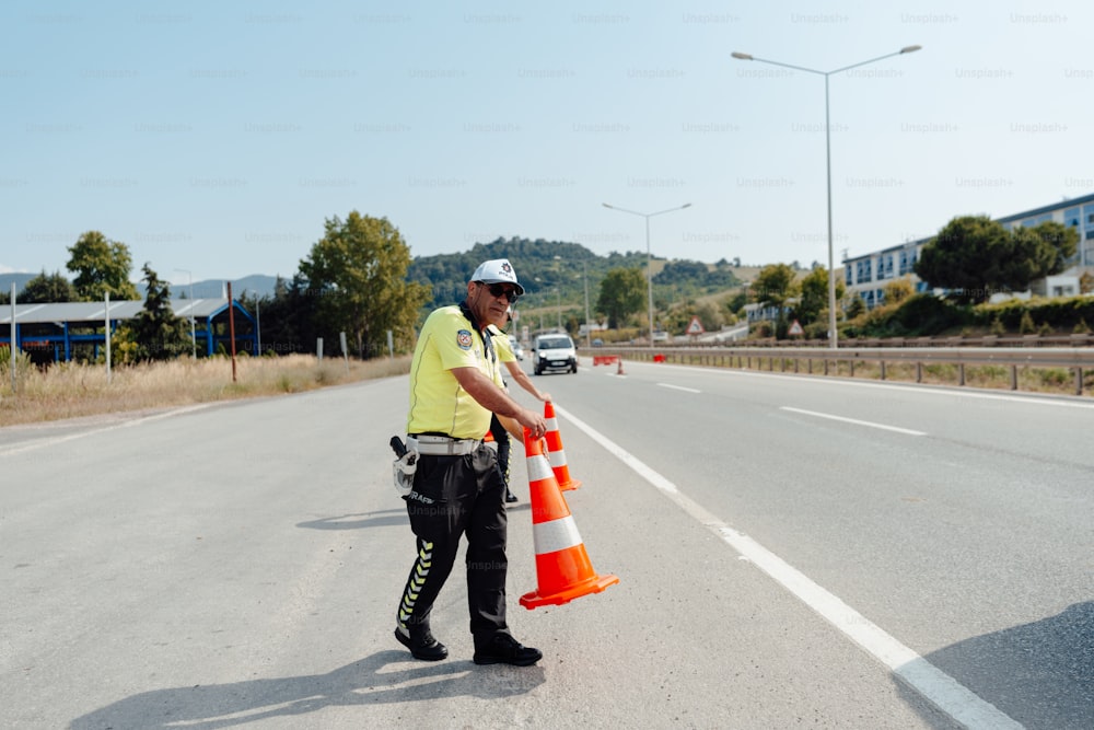 高速道路で交通を誘導する警察官
