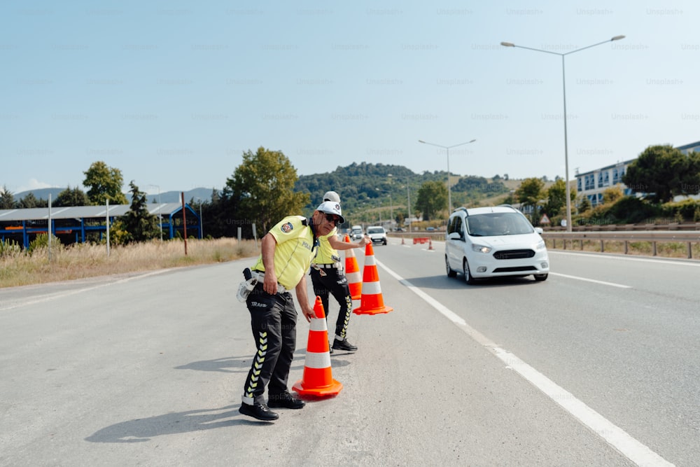 ein Polizist, der den Verkehr auf einer Autobahn regelt