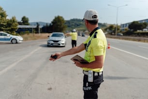 un agente di polizia che dirige il traffico su un'autostrada