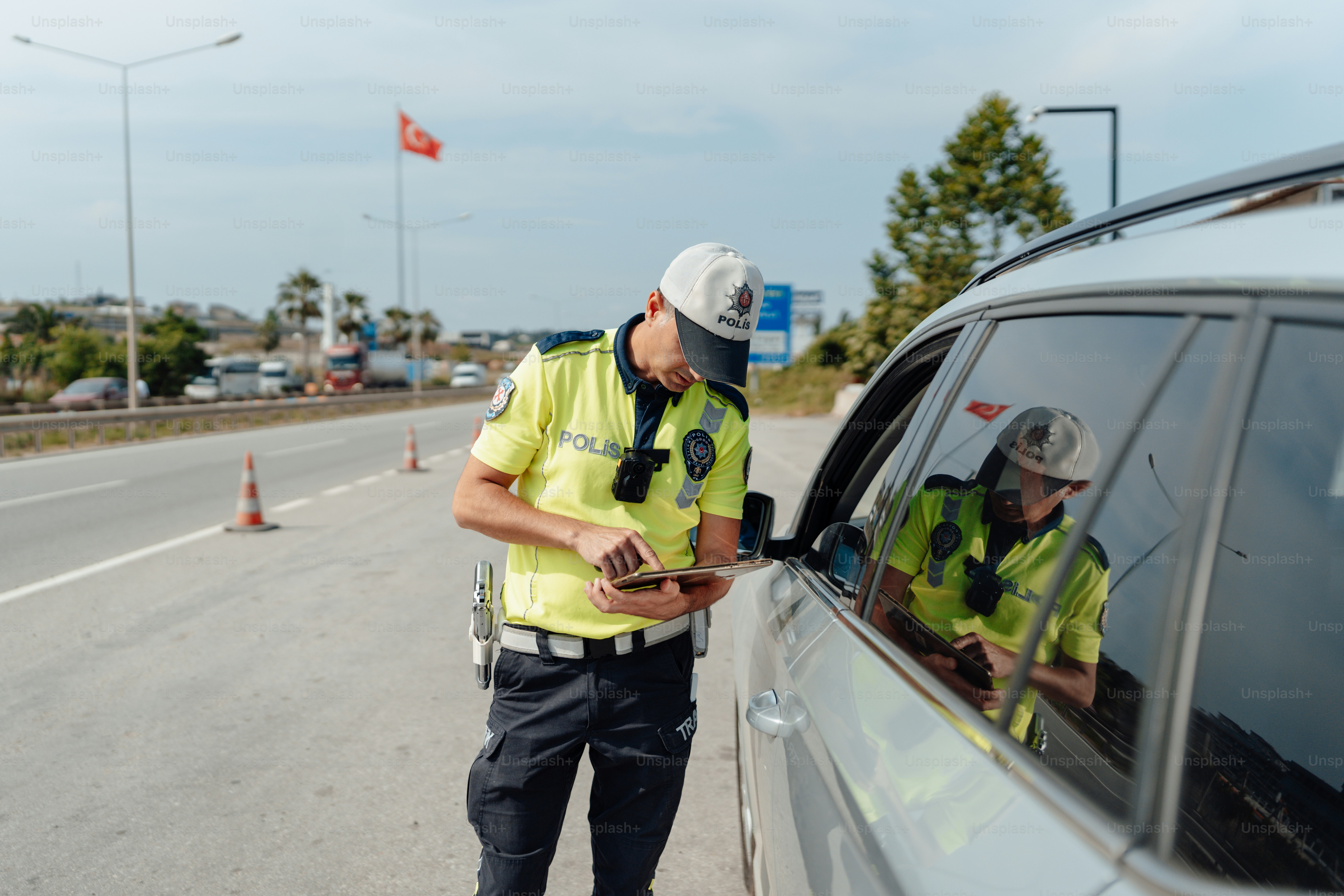 ein mann, der neben einem auto am strassenrand steht