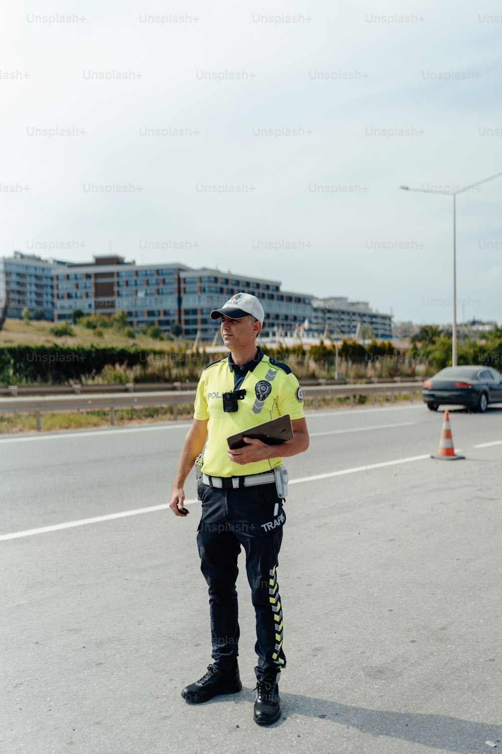 Un agente di polizia in piedi sul ciglio della strada
