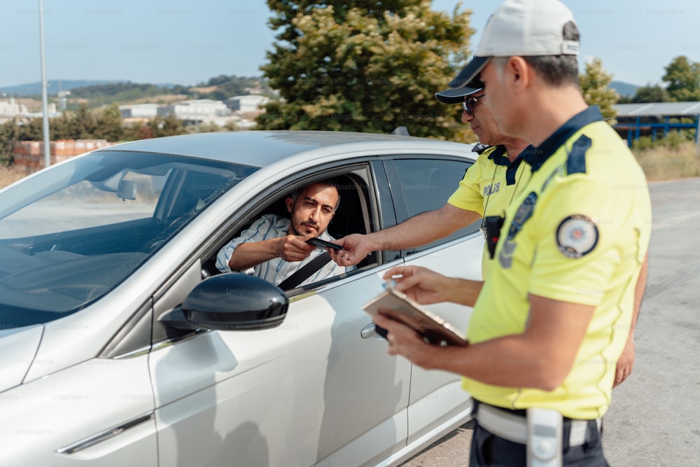 Un agente di polizia che parla con un uomo in un'auto