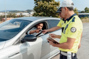 Un policier parle à un homme dans une voiture