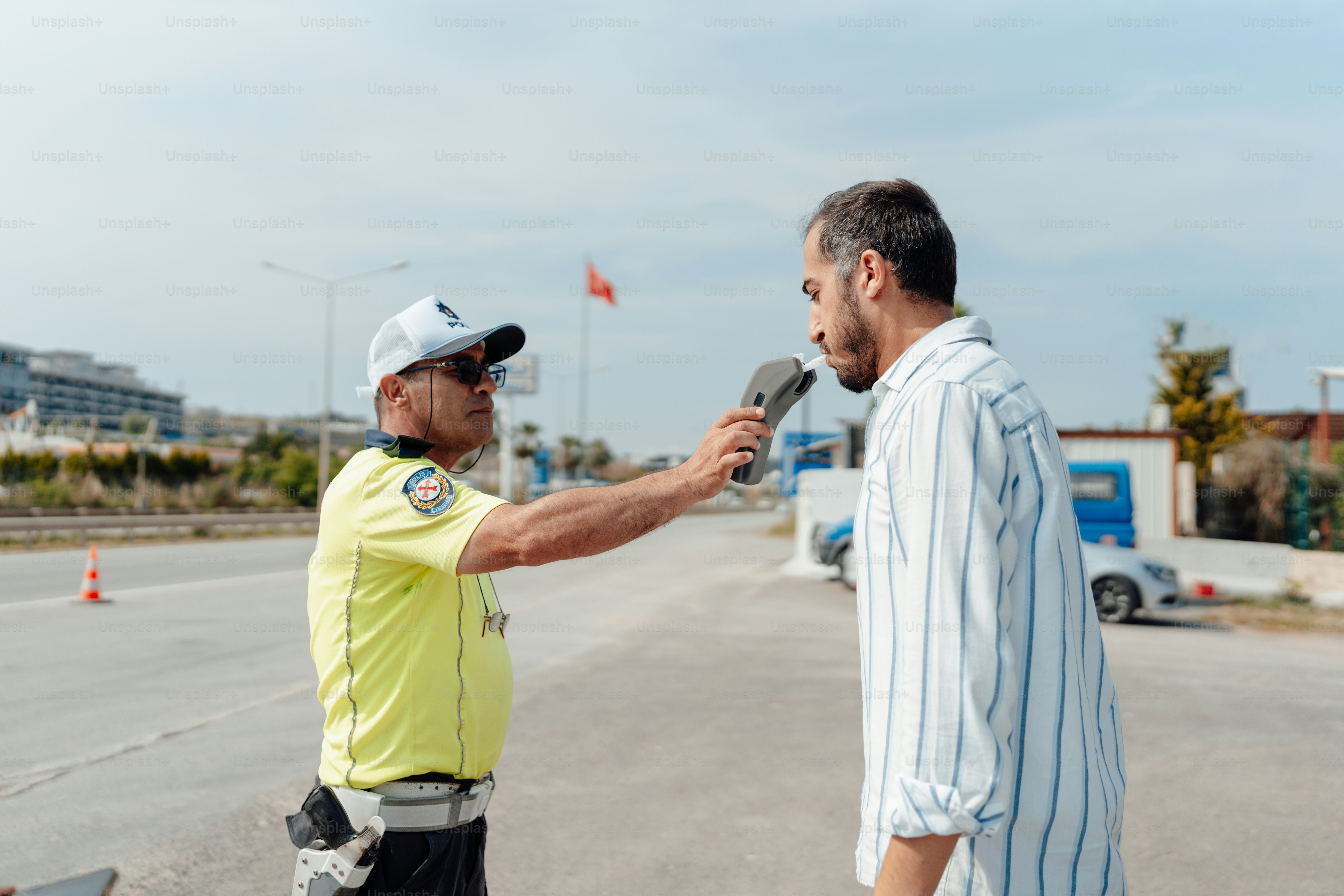 um homem está conversando com outro homem na rua