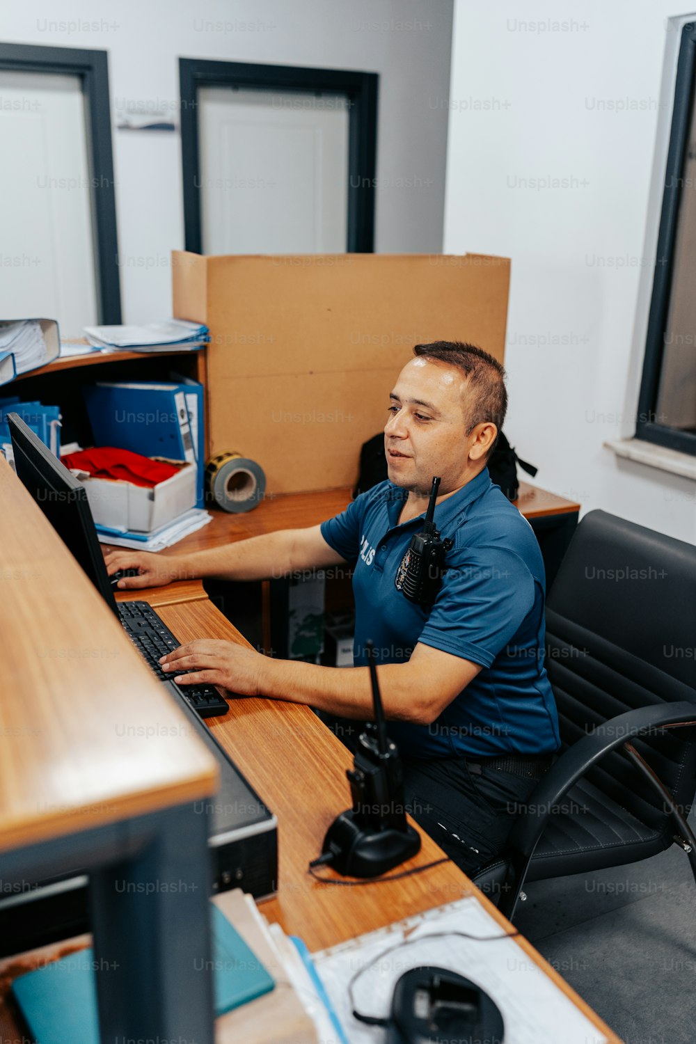 Un hombre sentado en un escritorio usando una computadora