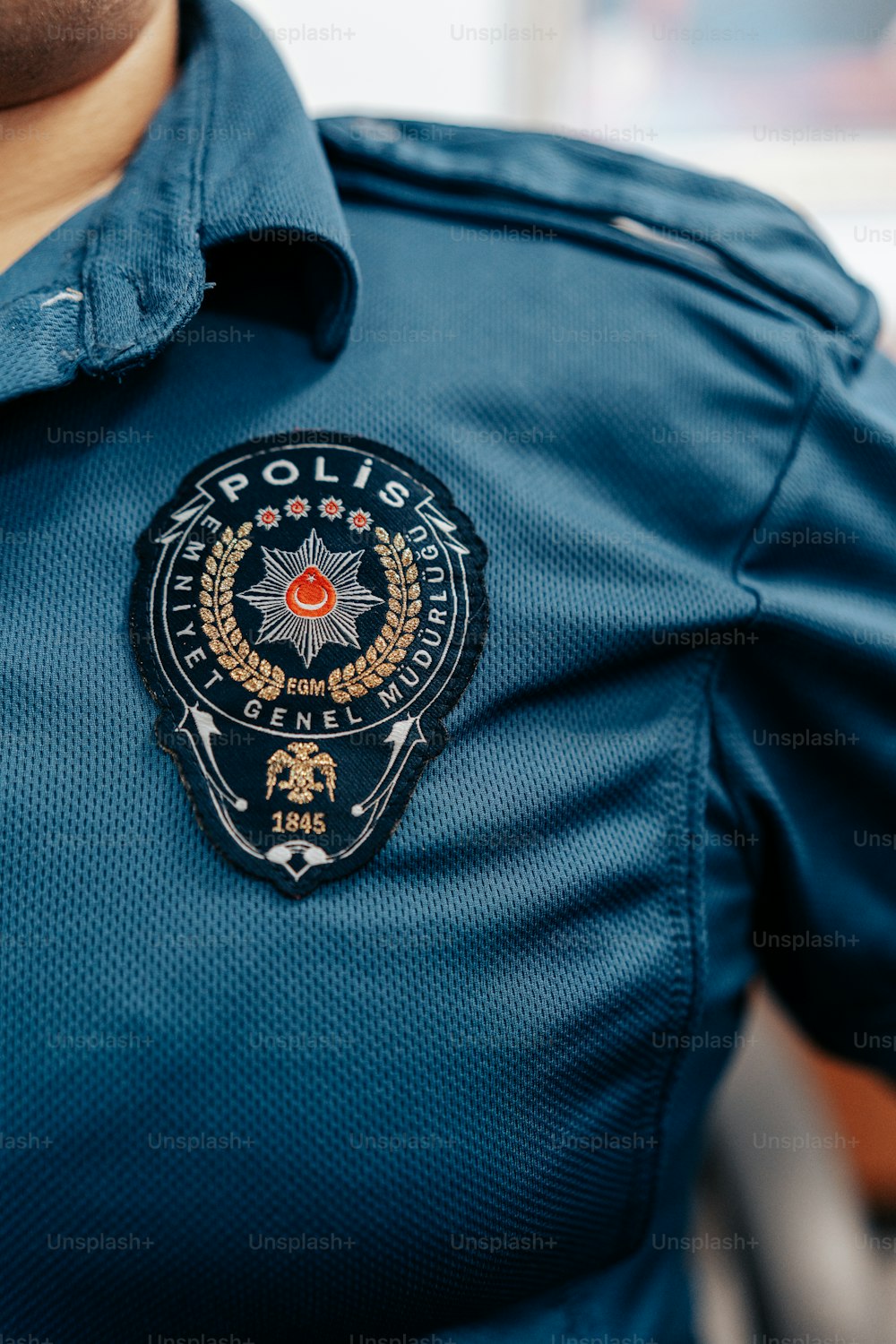 Ein Polizist trägt eine blaue Uniform