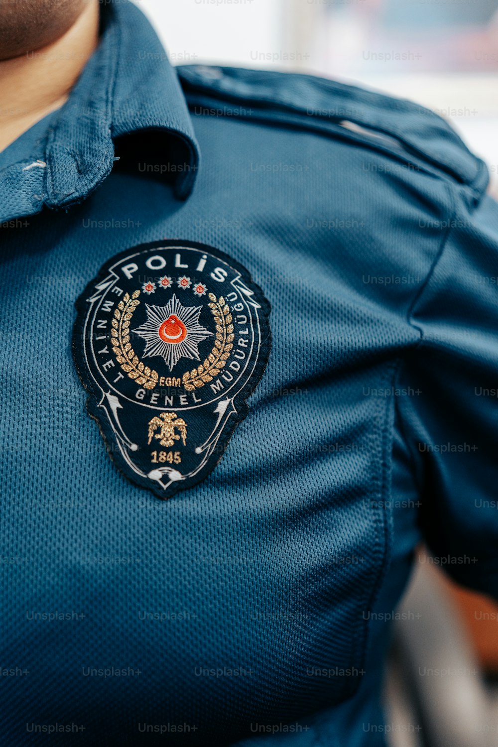 Um policial está usando um uniforme azul