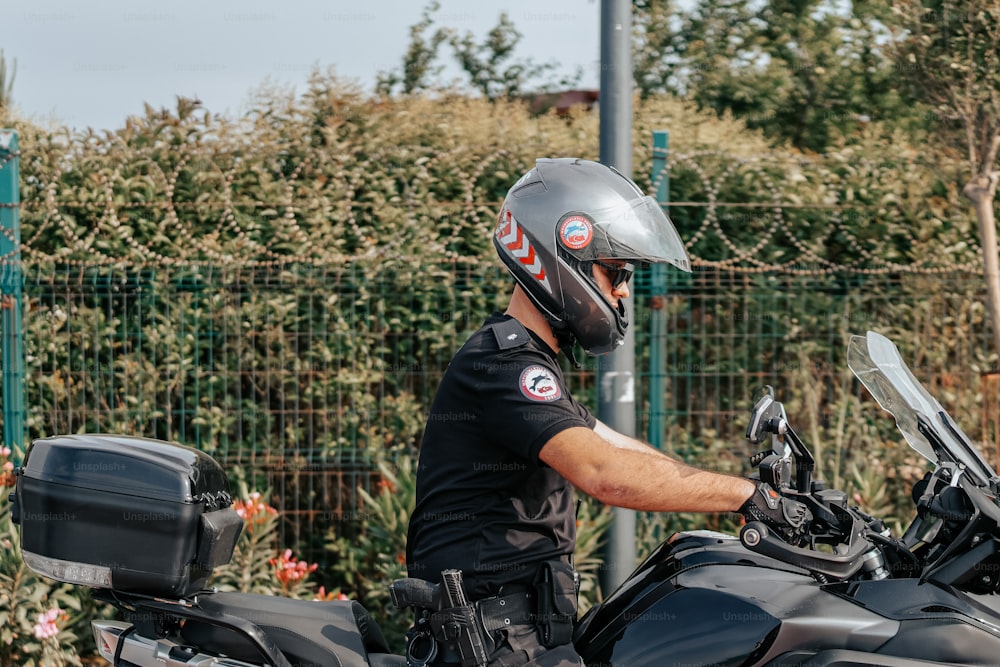 Ein Mann mit Helm sitzt auf einem Motorrad