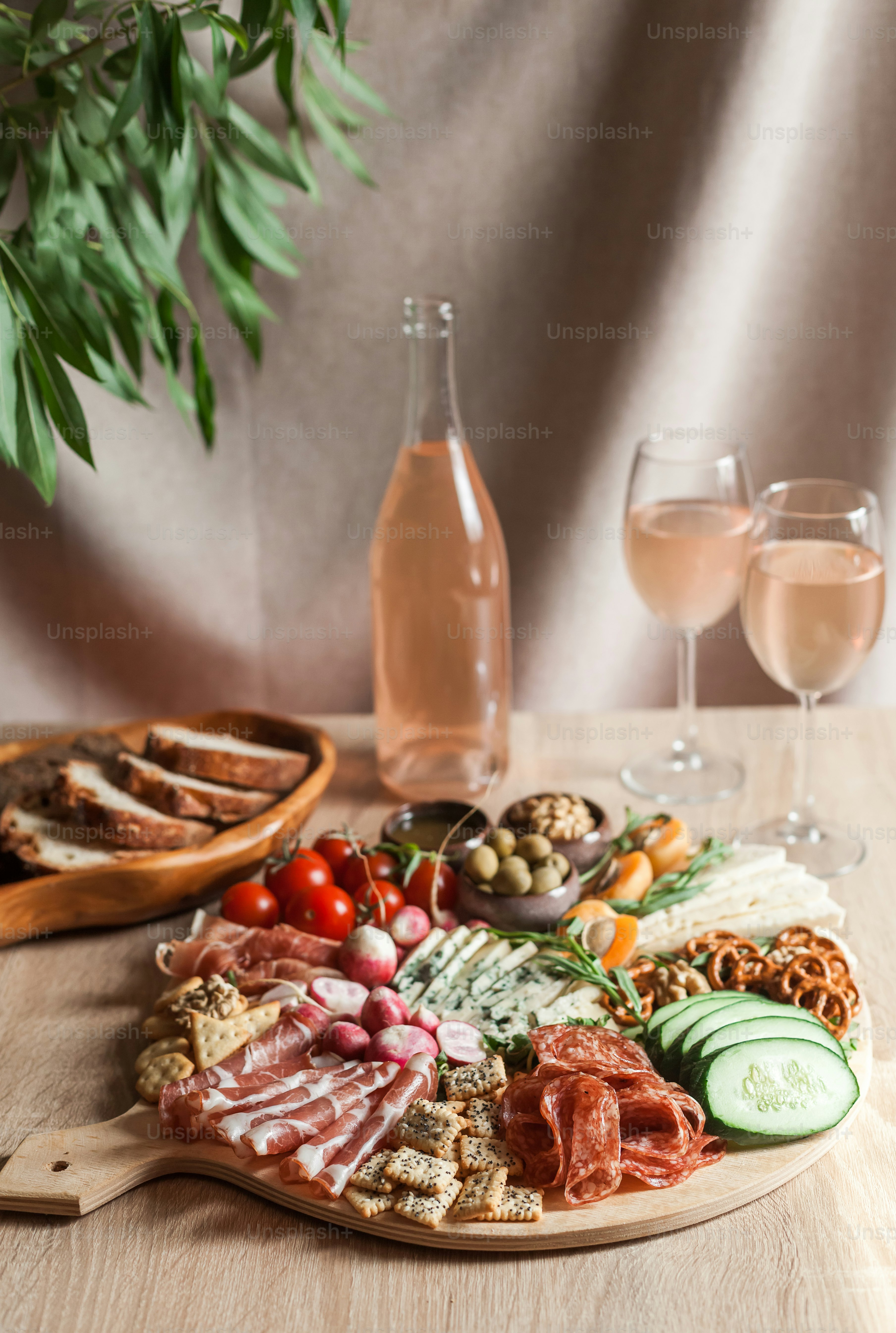 un plato de carnes, quesos y verduras en una mesa