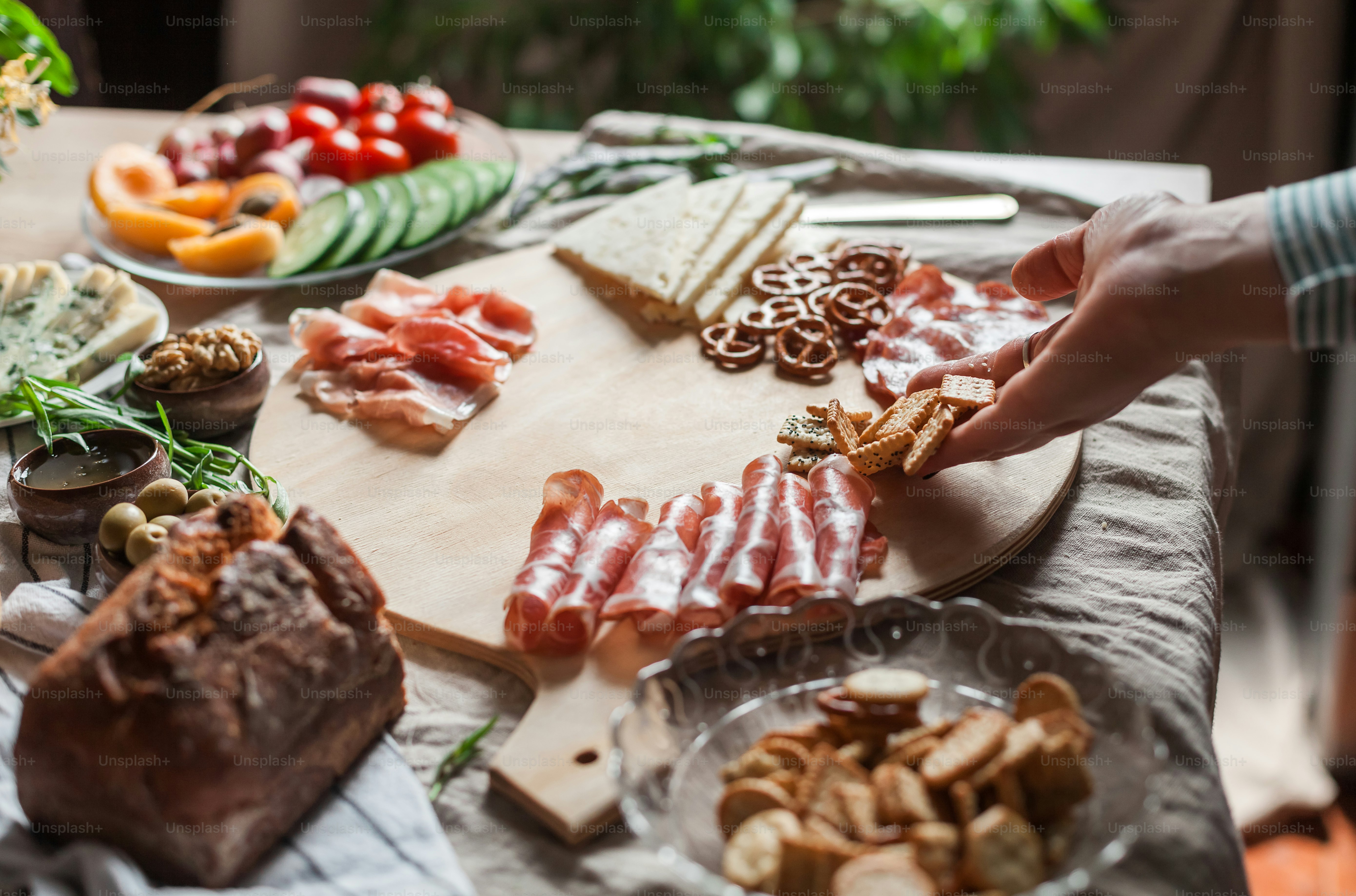 ein Tisch, der mit vielen verschiedenen Arten von Speisen gedeckt ist