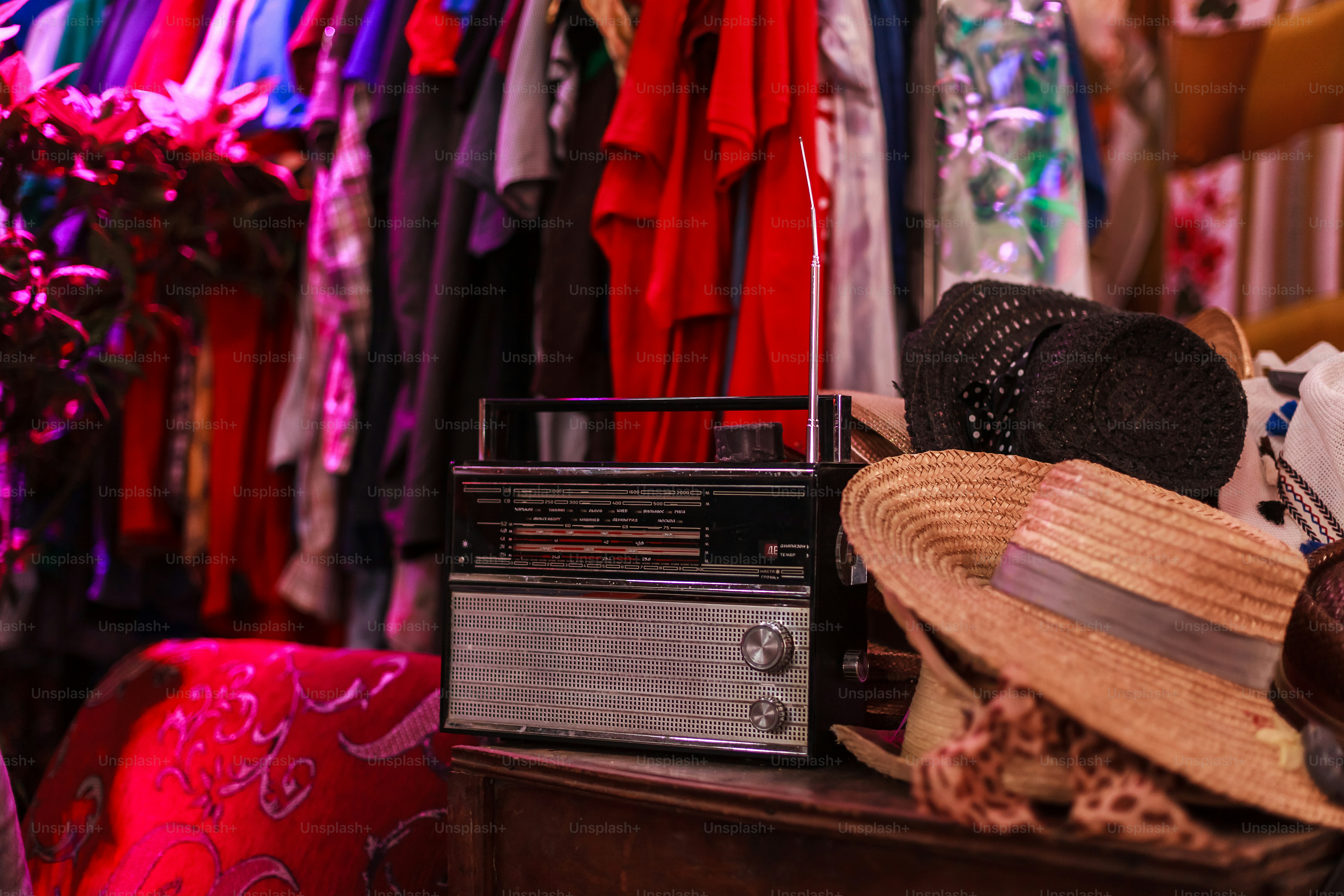ein Radio, das auf einem Holztisch sitzt