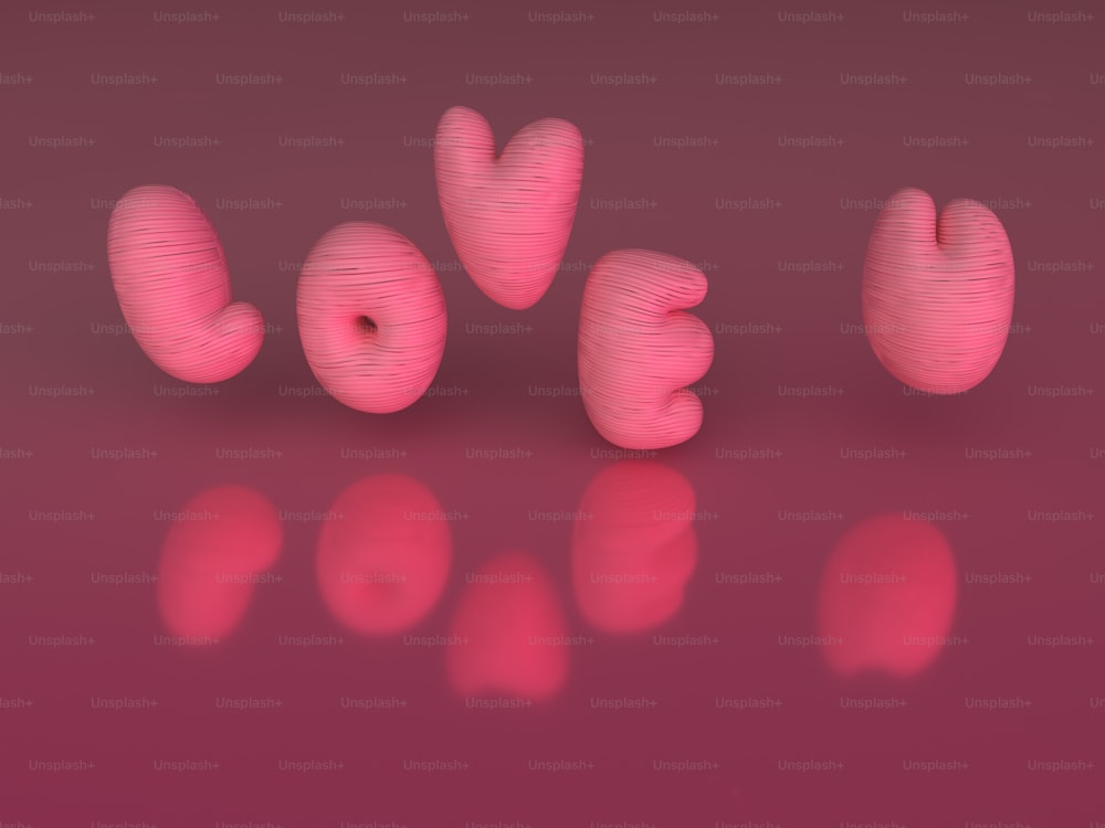 분홍색 플라스틱 글자로 된 사랑이라는 단어는