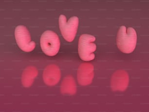 La palabra amor escrita con letras de plástico rosa