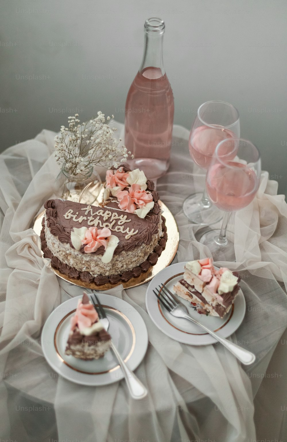uma mesa coberta com um bolo coberto de cobertura