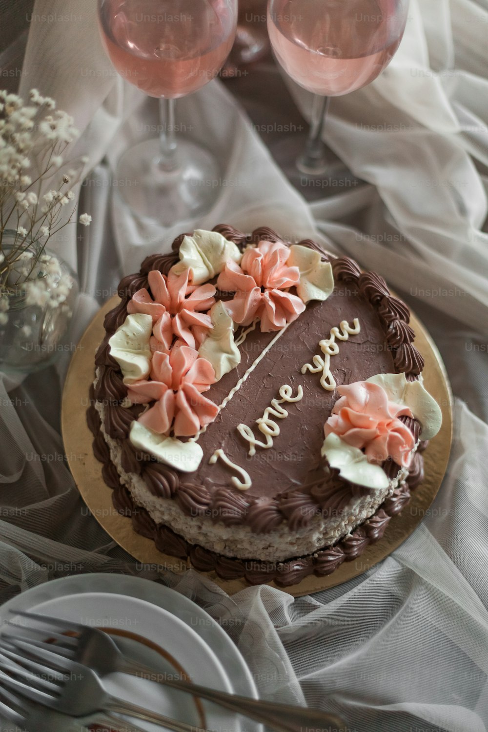Un pastel de chocolate sentado encima de una mesa
