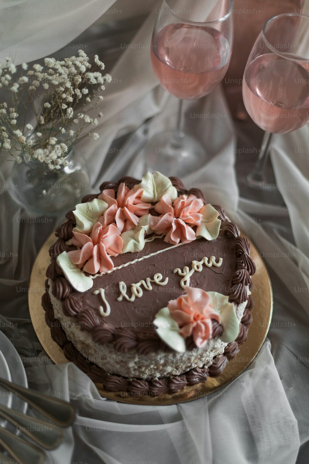 Un pastel de chocolate sentado encima de una mesa