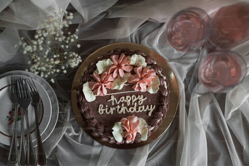 um bolo de aniversário de chocolate sentado em cima de uma mesa