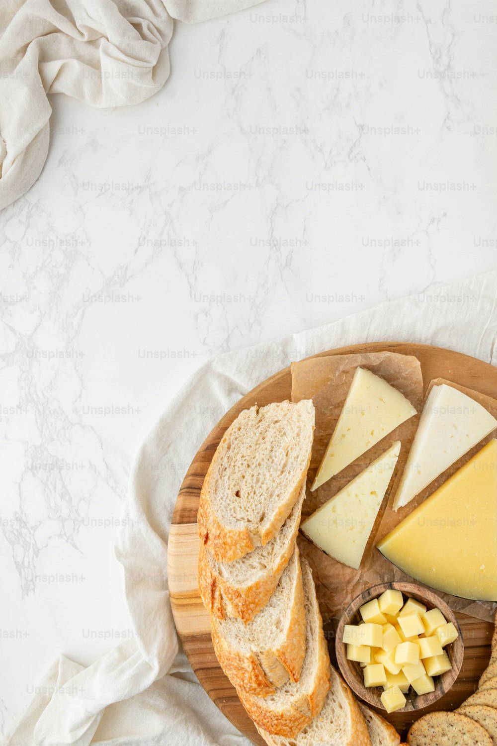 Un plato de queso y galletas saladas en una mesa