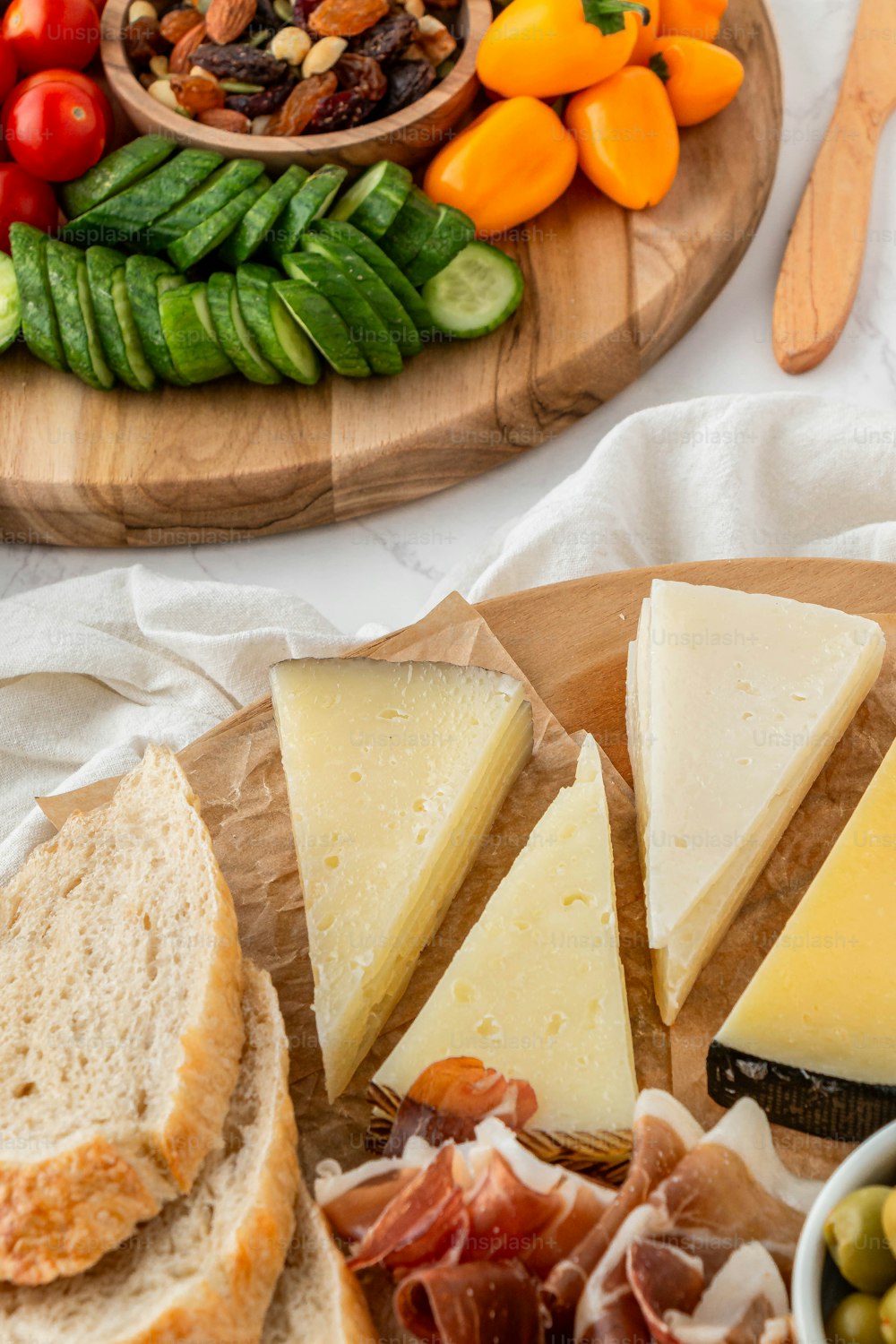 une variété de fromages et de viandes sur un plateau en bois