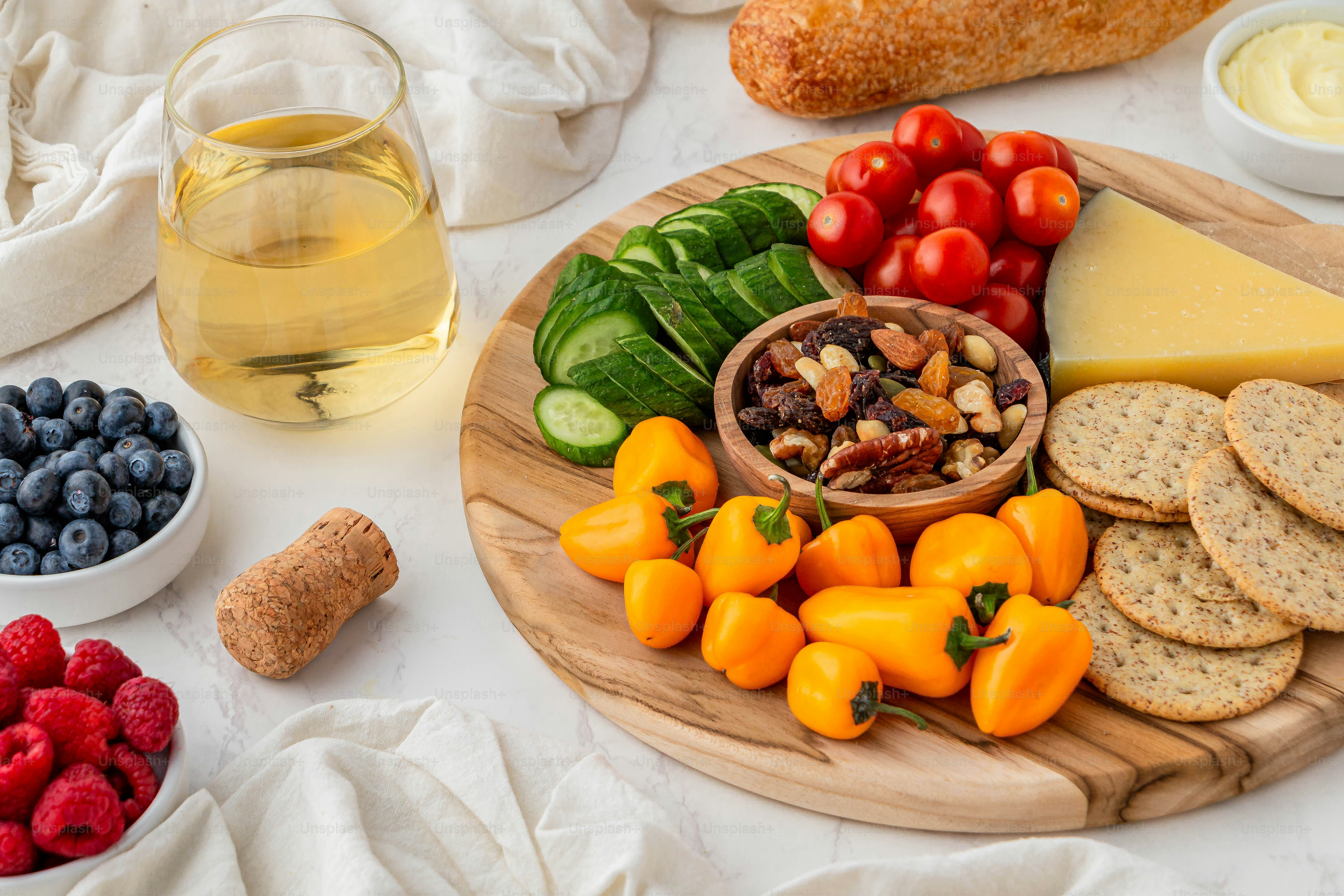 ein Teller mit Käse, Crackern, Obst und Gemüse
