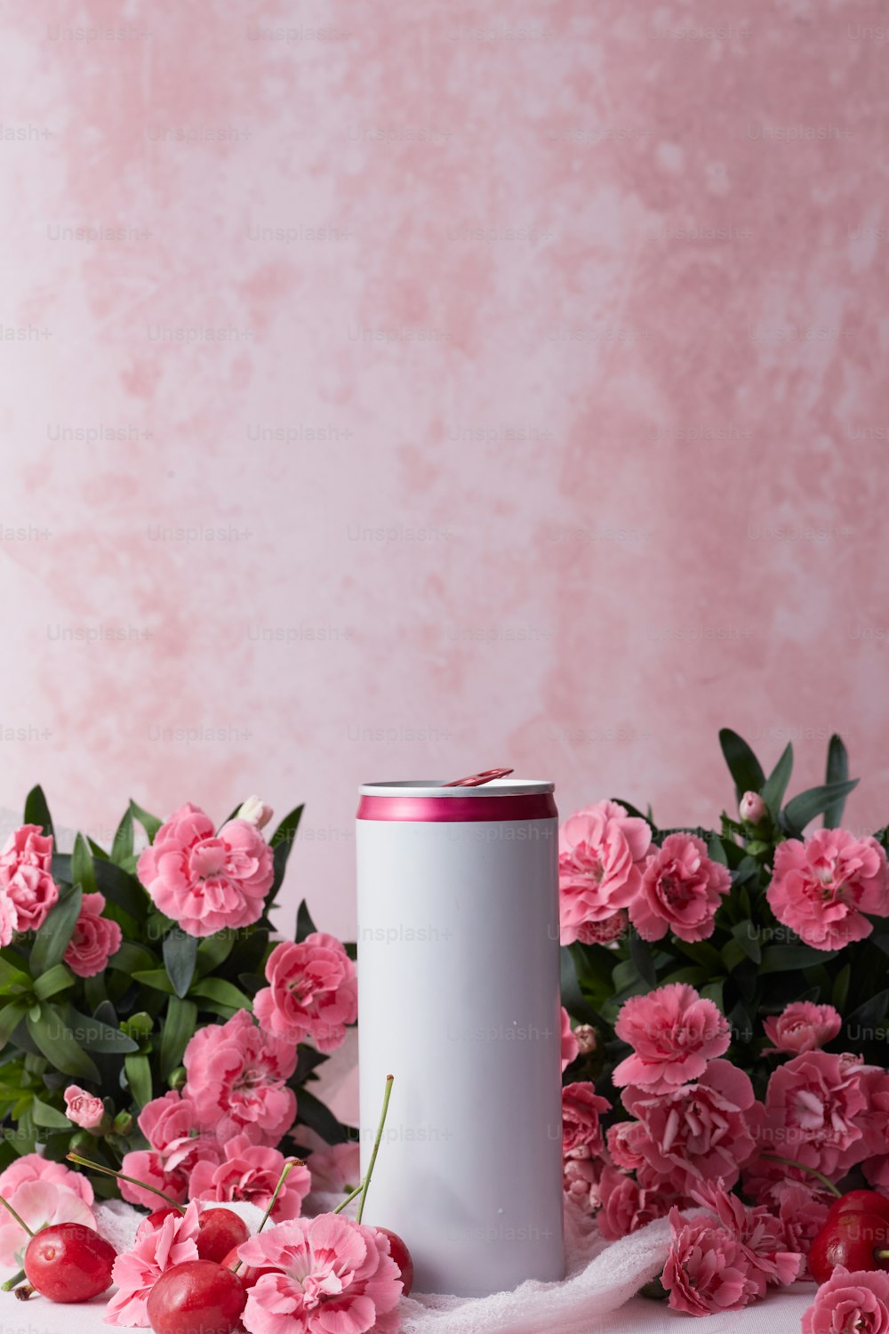 ピンクの花とテーブルの上の白いカップ