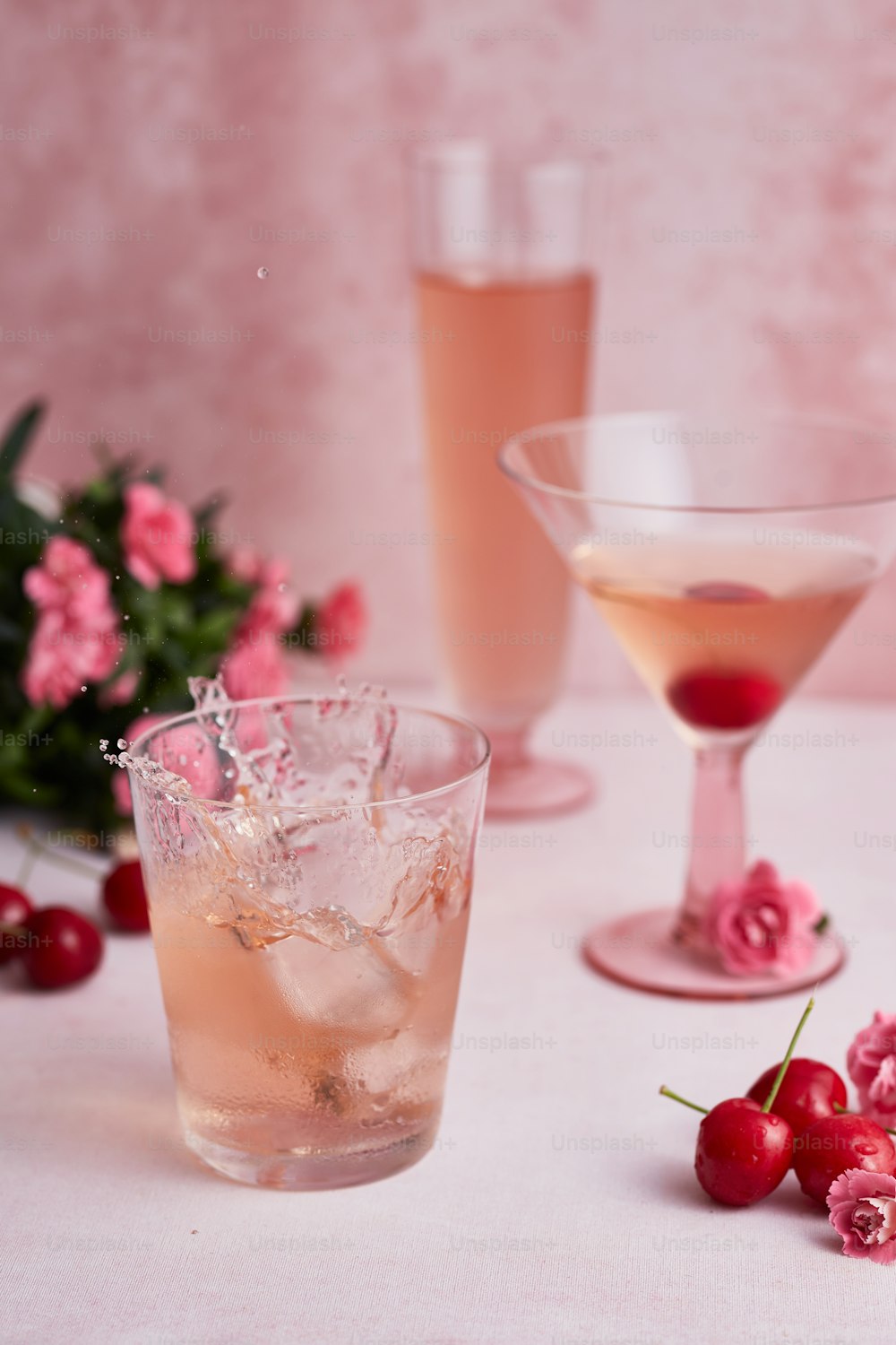 une table surmontée de verres remplis de boissons