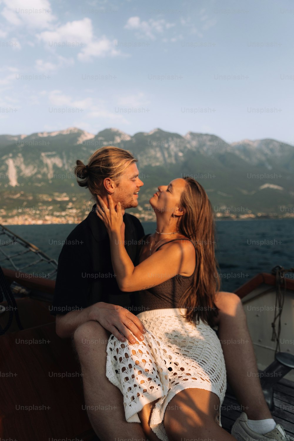 Un hombre y una mujer están sentados en un bote