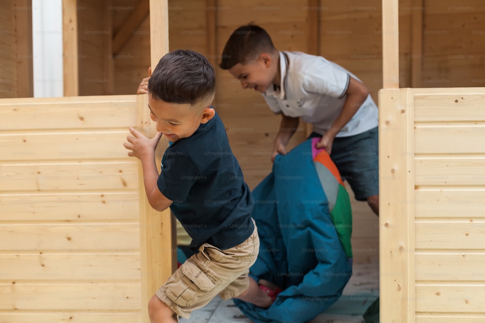 木造建築で遊ぶ二人の少年