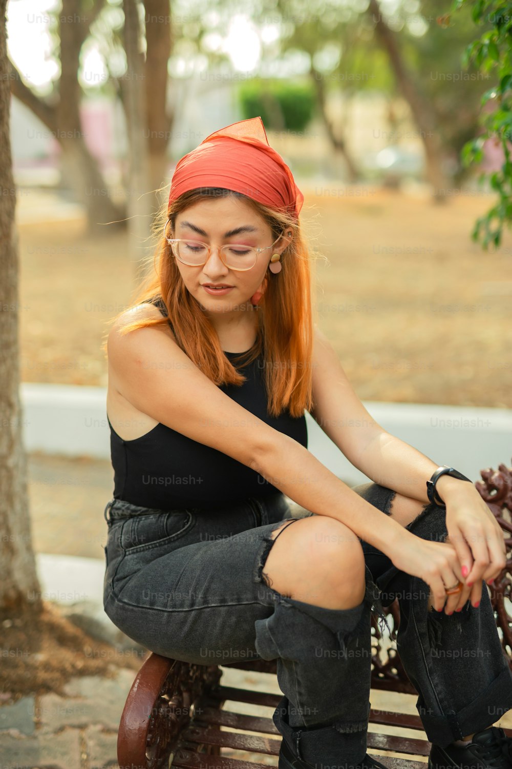 Une femme assise sur un banc en bois