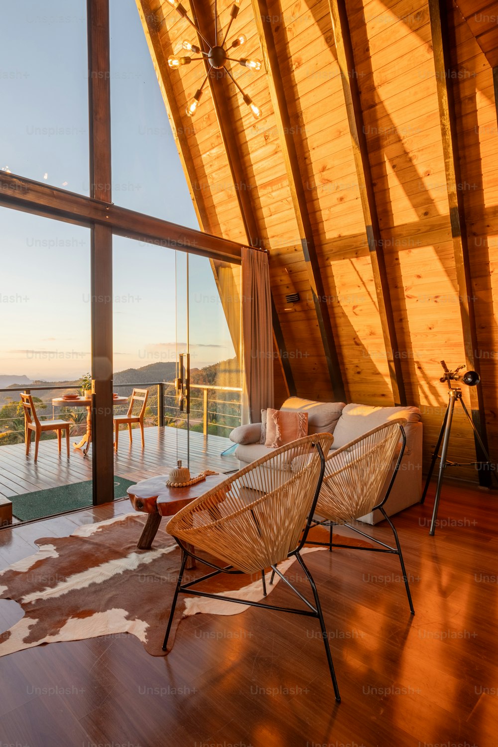 una sala de estar con un techo de madera y una gran ventana