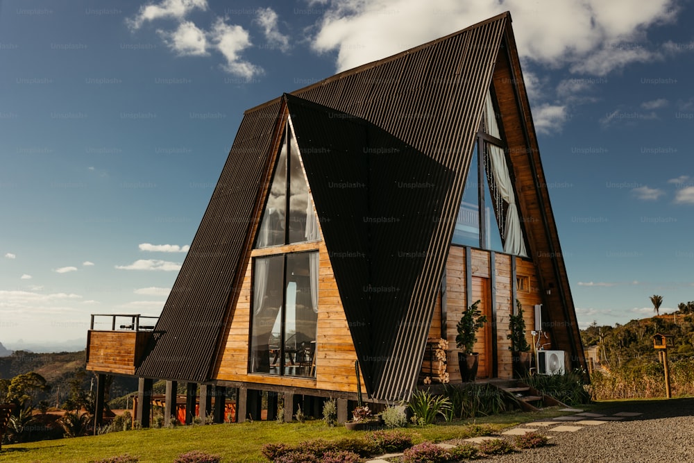 un grand bâtiment de forme triangulaire avec des fenêtres au-dessus