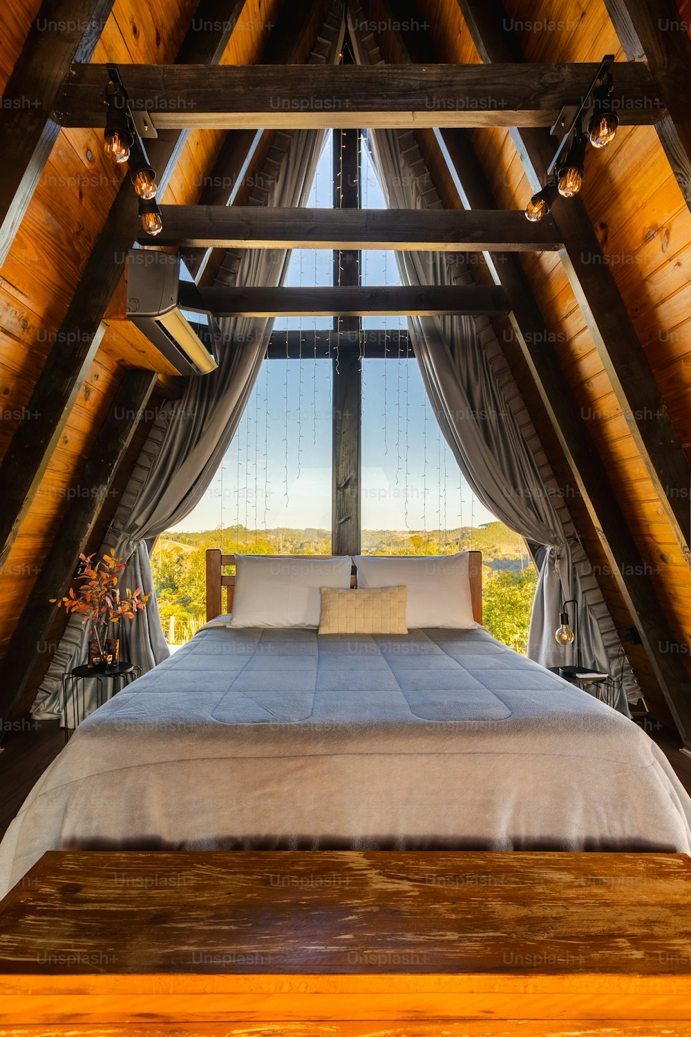 una cama en una habitación con techo de madera