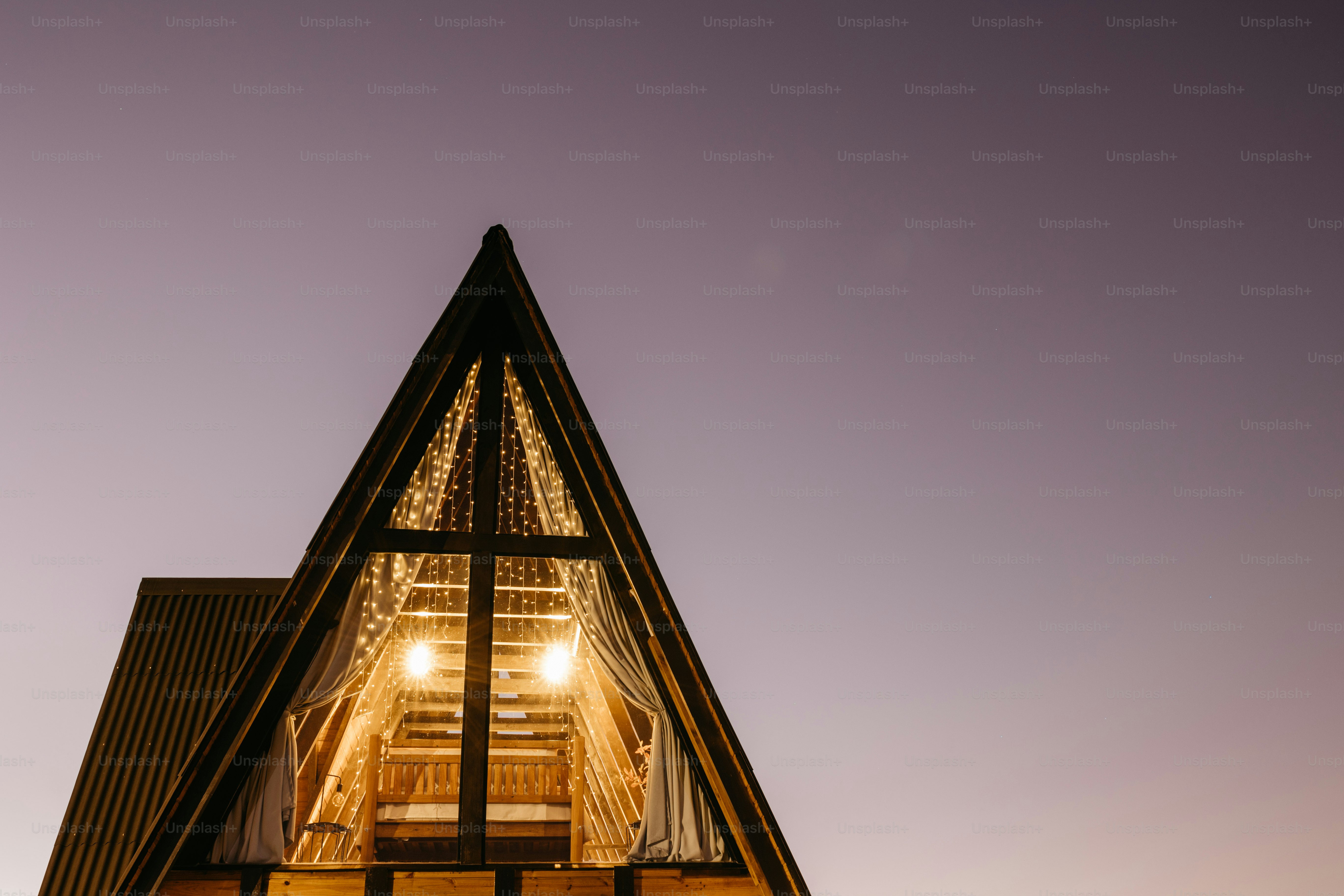 Ein sehr hohes Gebäude mit einer Uhr an der Seite