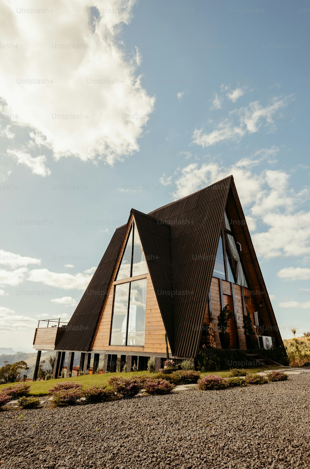 Un grande edificio di forma triangolare con uno sfondo del cielo