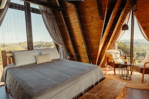 una cama en un dormitorio con vistas a las montañas