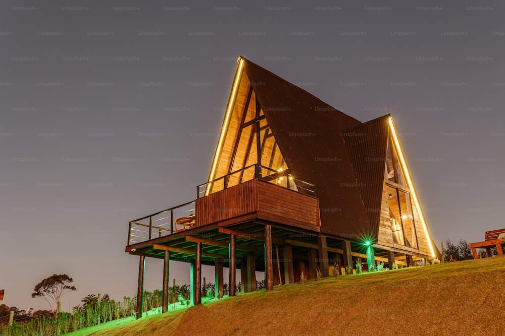 una estructura de madera con una luz verde en la parte superior de la misma