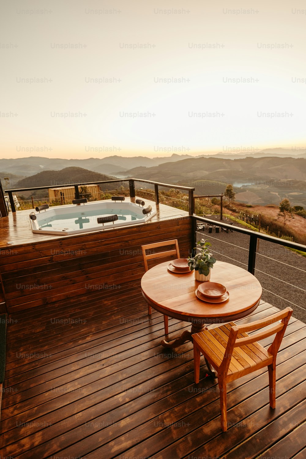 una bañera de hidromasaje en la parte superior de una terraza de madera