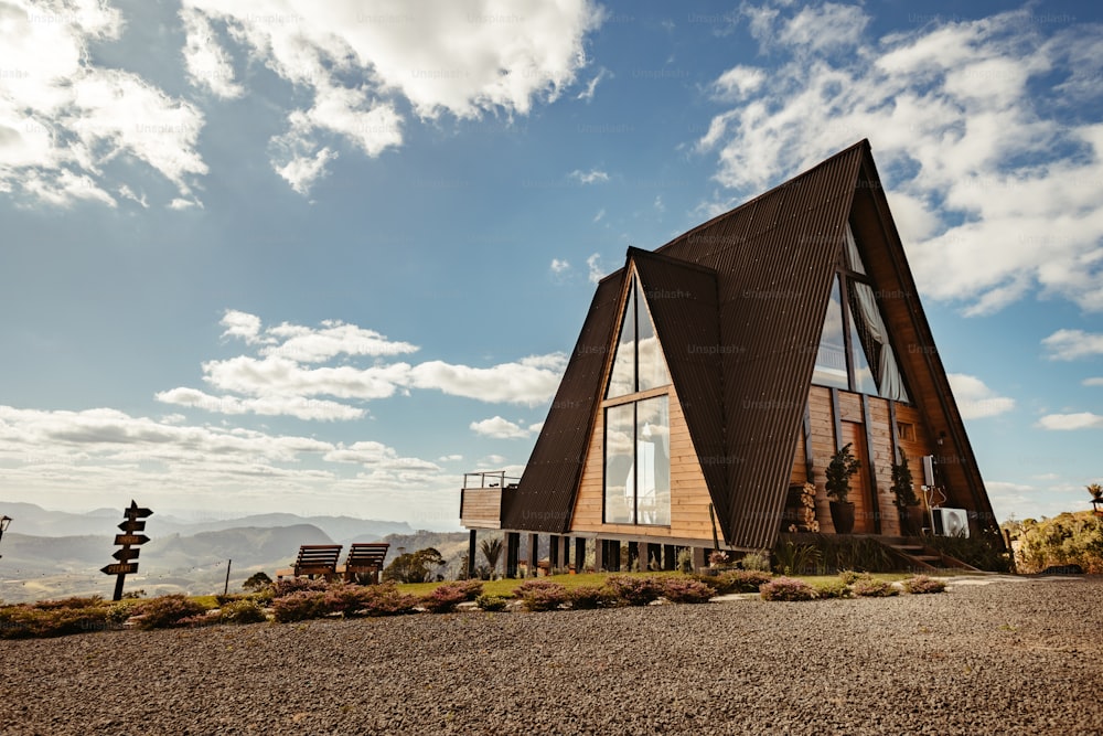 um grande edifício de forma triangular no topo de uma colina