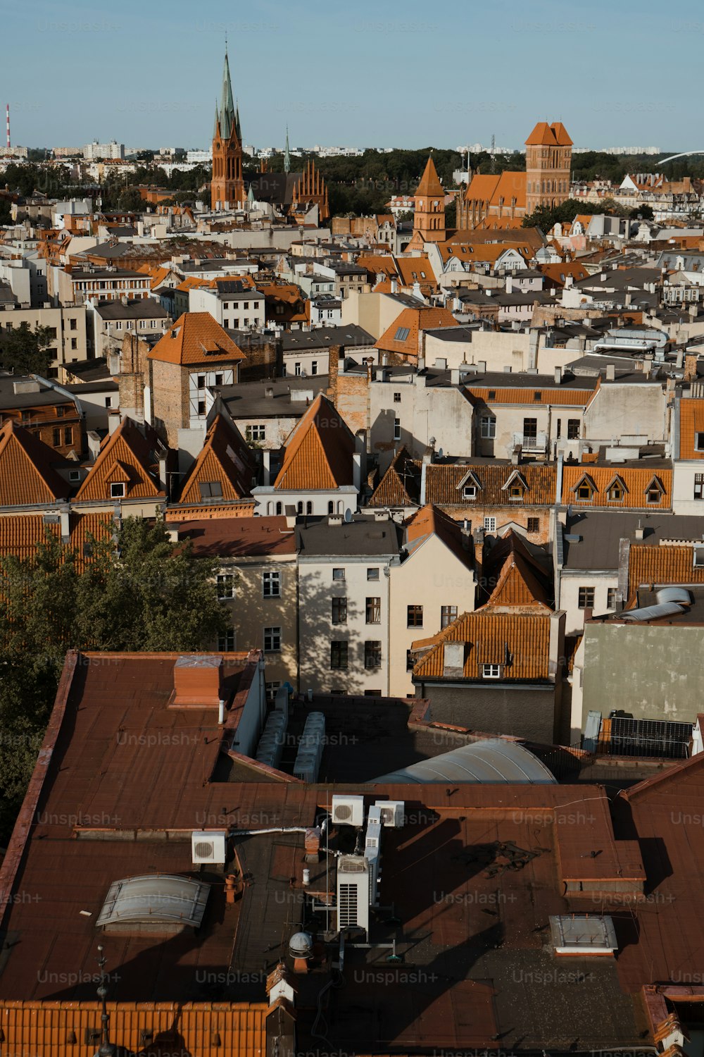 uma vista de uma cidade a partir de um edifício alto