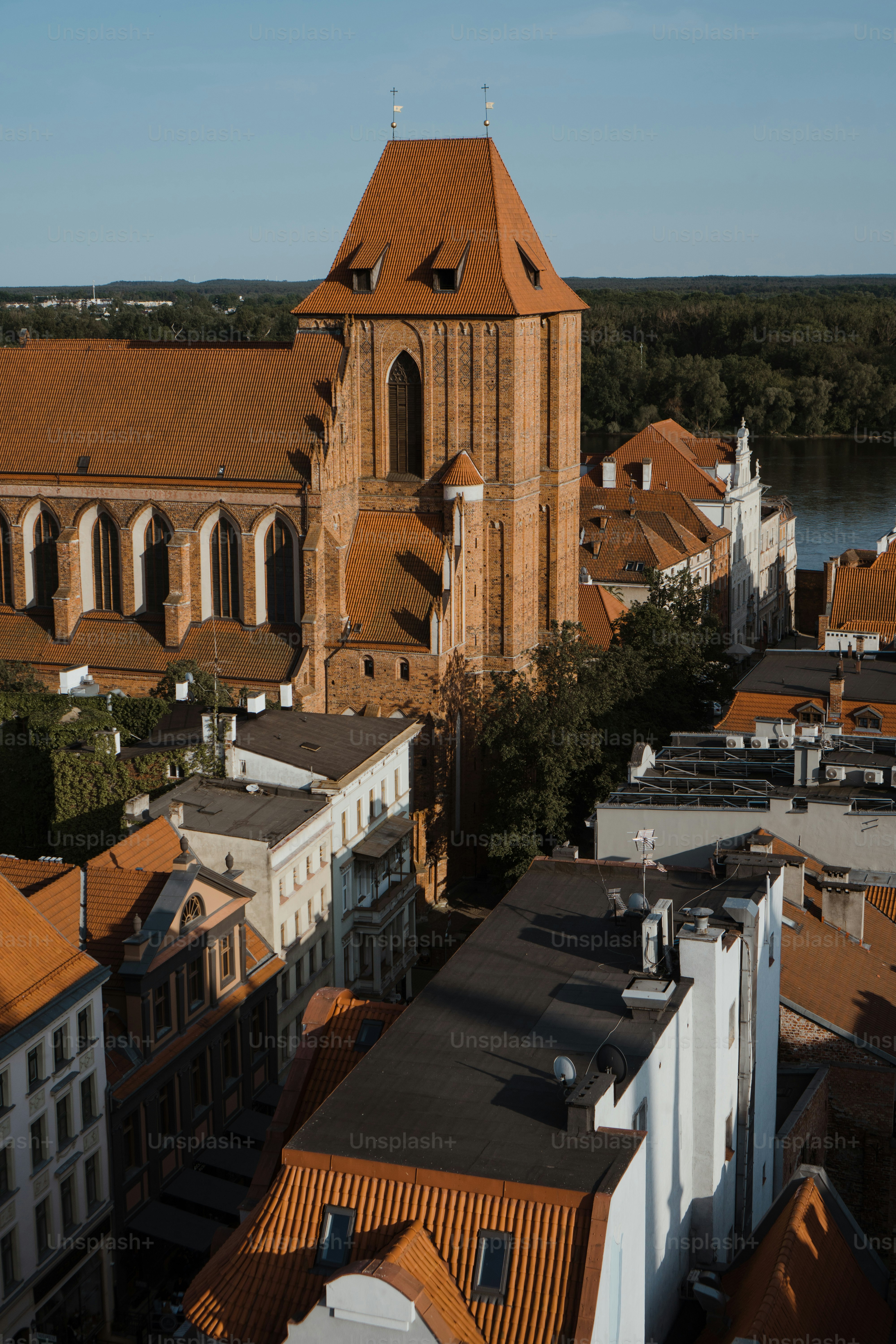 Blick auf eine Stadt mit Gebäuden und einem Fluss im Hintergrund