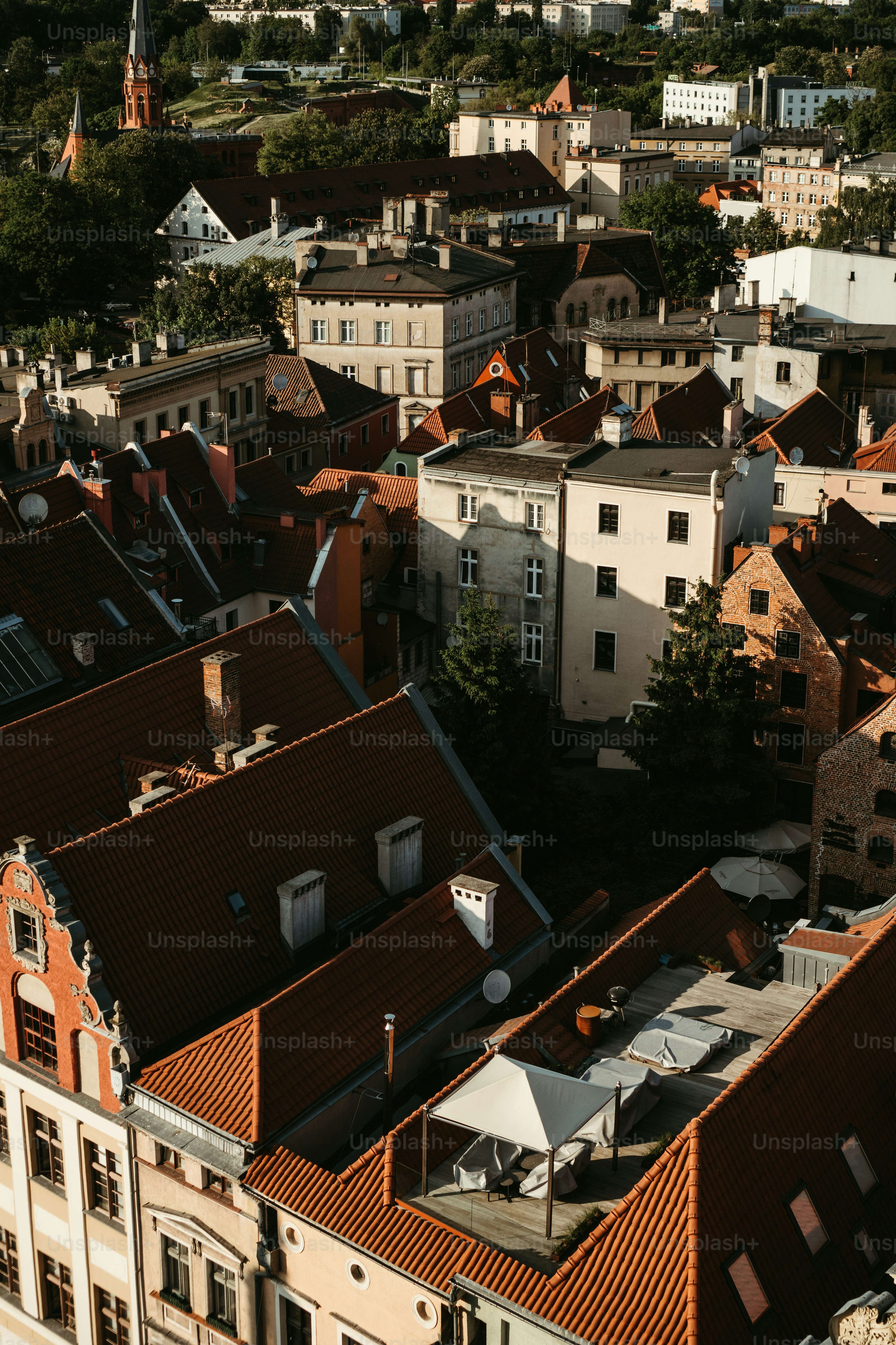 Foto Zum Thema Eine Luftaufnahme Einer Stadt Mit Dächern Und Gebäuden ...