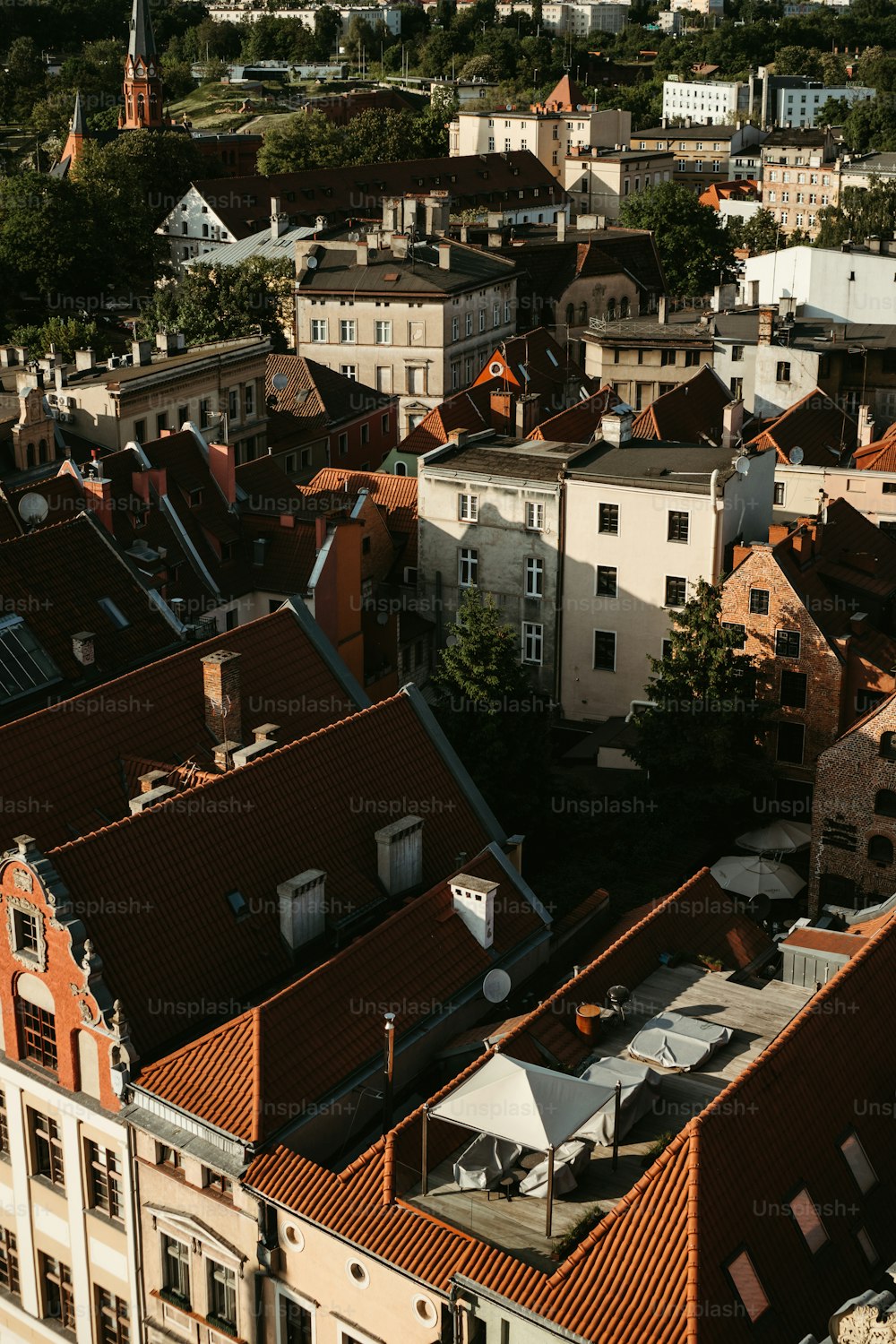 Eine Luftaufnahme einer Stadt mit Dächern und Gebäuden
