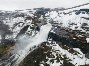 山の中の滝の空中写真