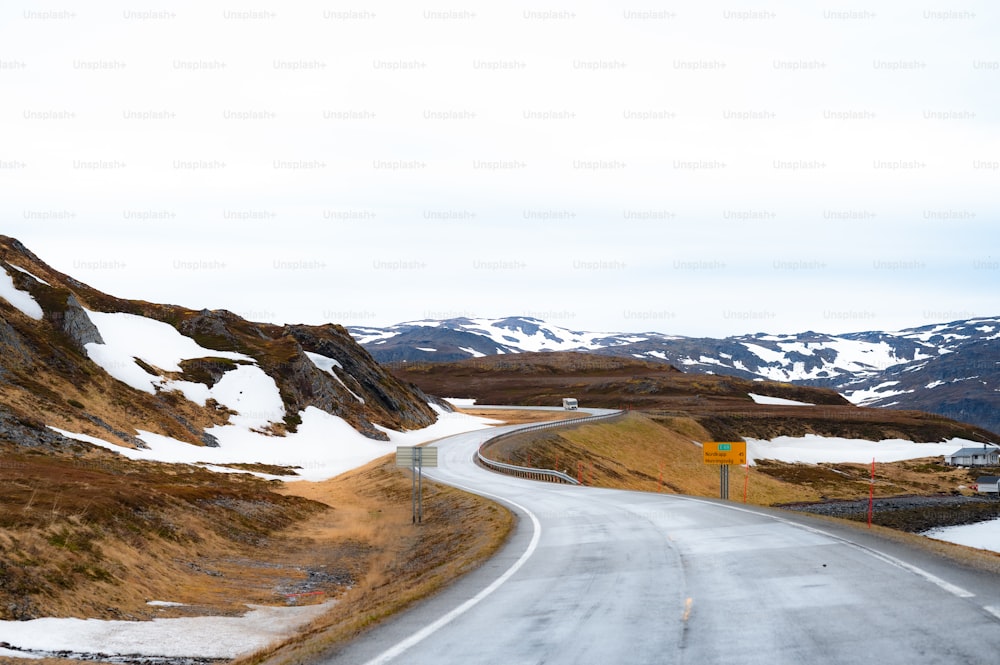 Una strada vuota con una montagna sullo sfondo