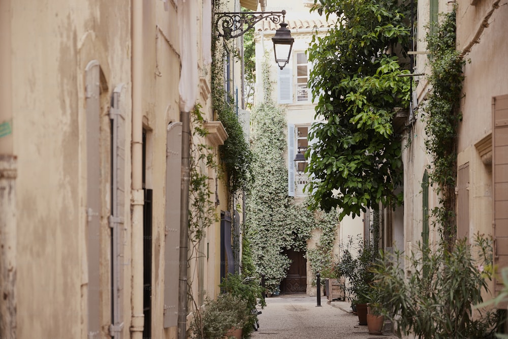 a narrow alley way with a lamp post in the middle