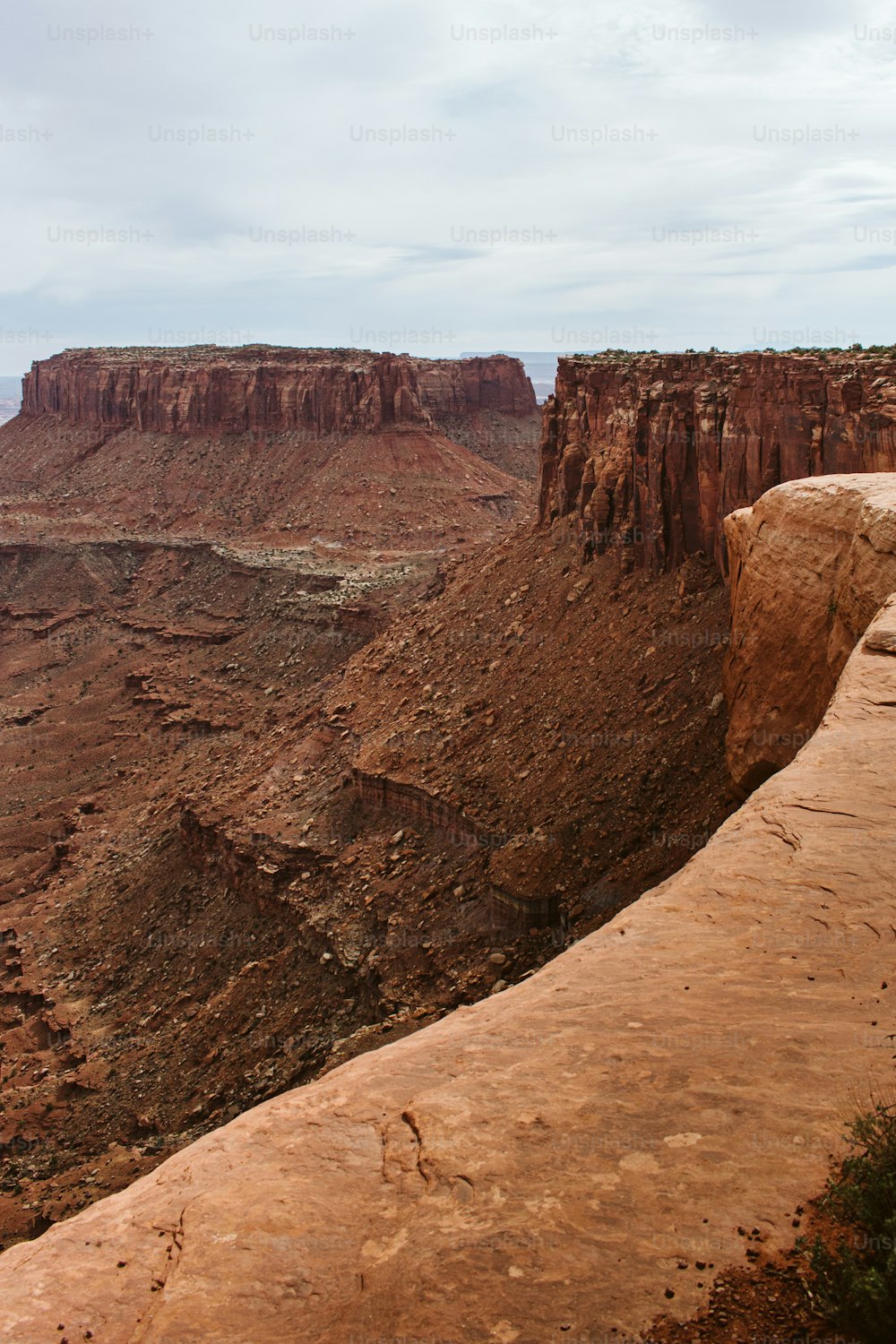 une vue d’un canyon depuis le sommet d’une falaise