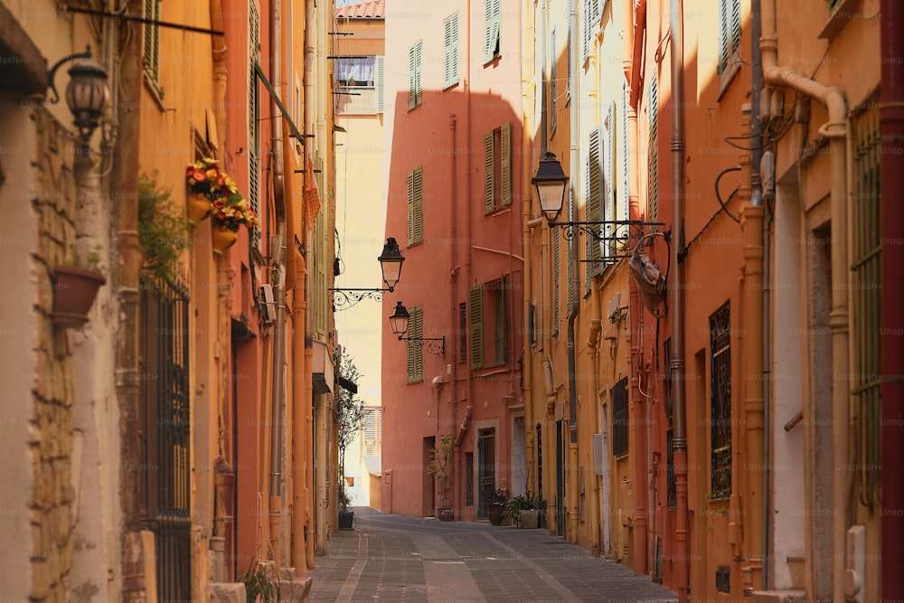 Una stretta strada della città fiancheggiata da edifici alti