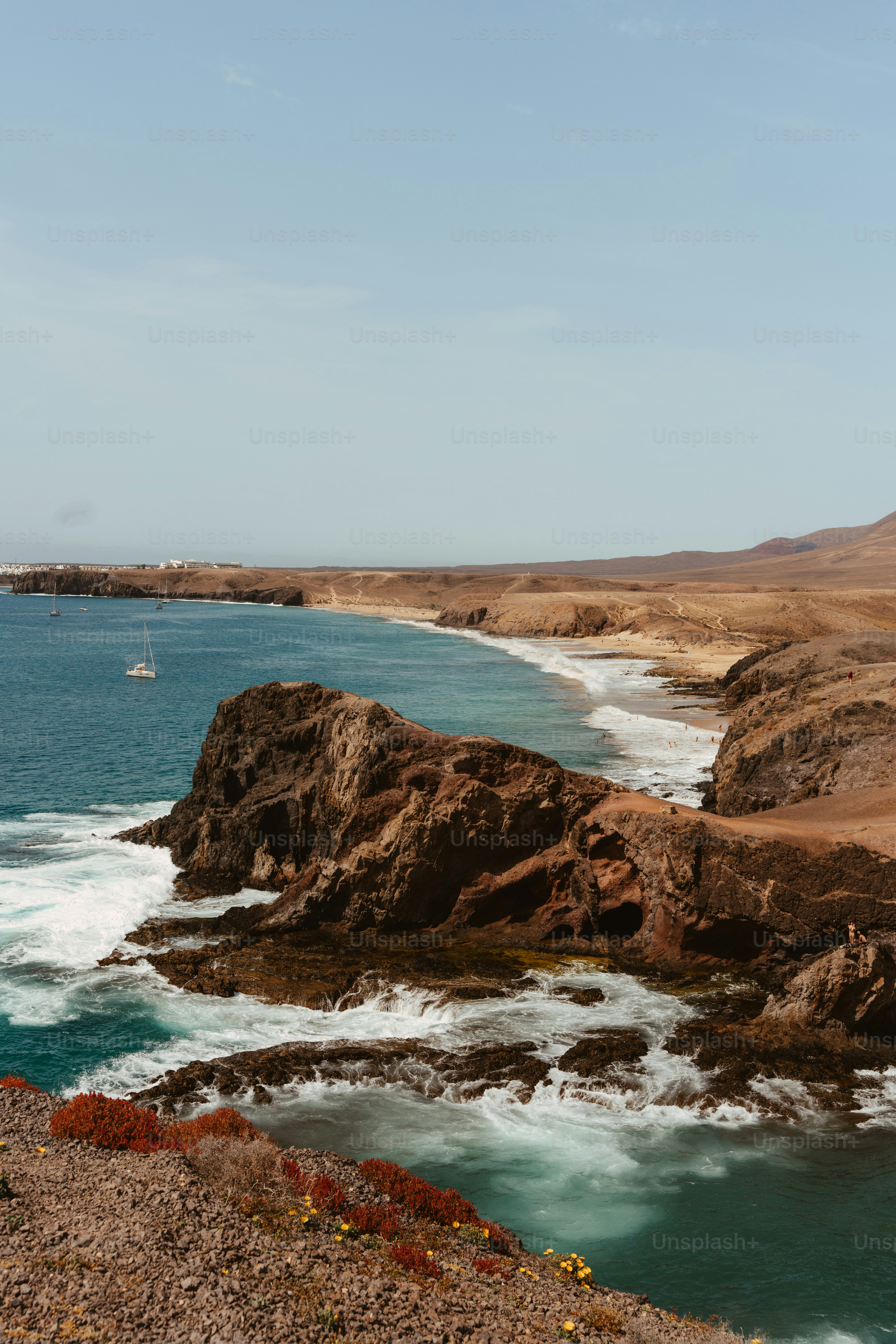 uma vista de um corpo de água com um barco ao longe